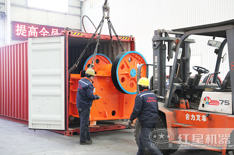 顎式破碎機裝車發(fā)貨現場